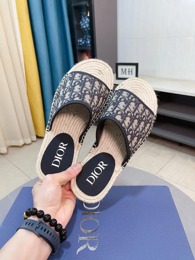 Men's men's shoes💰320🌸🌸High-end version. DIOR💁Men's slippers, high-end and upscale [strong][strong], compare quality at counters. The upper is hand-drawn, a combination of native hemp and raw rubber sole [strong][strong], breathable and non-slip outsole [rose][rose], breathable and comfortable lambskin lining, density 100% comfortable [gift][gift], original wear-resistant code number 38-44. Can be customized 45-46-47